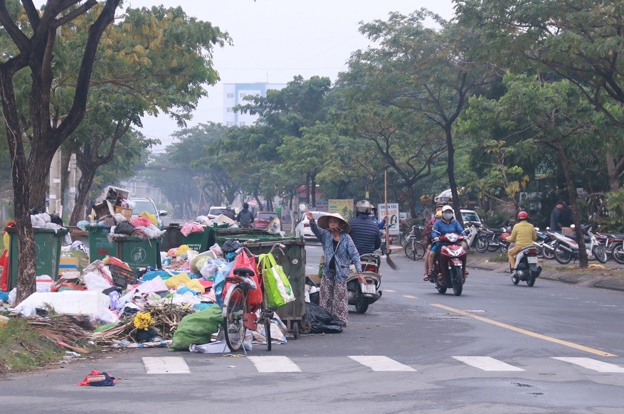 Nhiều khu dân cư ở Đà Nẵng rác tràn ngập những ngày sát Tết
