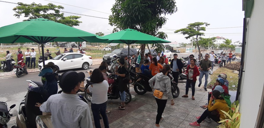 Người dân tập trung tại khu vực dự án tại Điện Bàn, Quảng Nam để đòi quyền lợi vào ngày 15/3. 