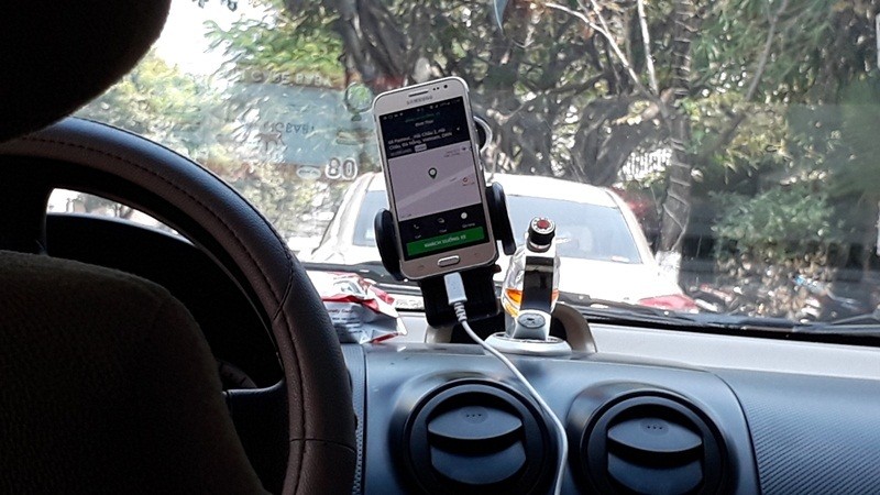 Xe ô tô sử dụng ứng dụng Grab hoạt động trên địa bàn Đà Nẵng