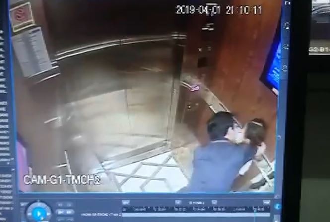 Hình ảnh kẻ biến thái có hành vi sàm sở bé gái trong thang máy gây xôn xao dư luận