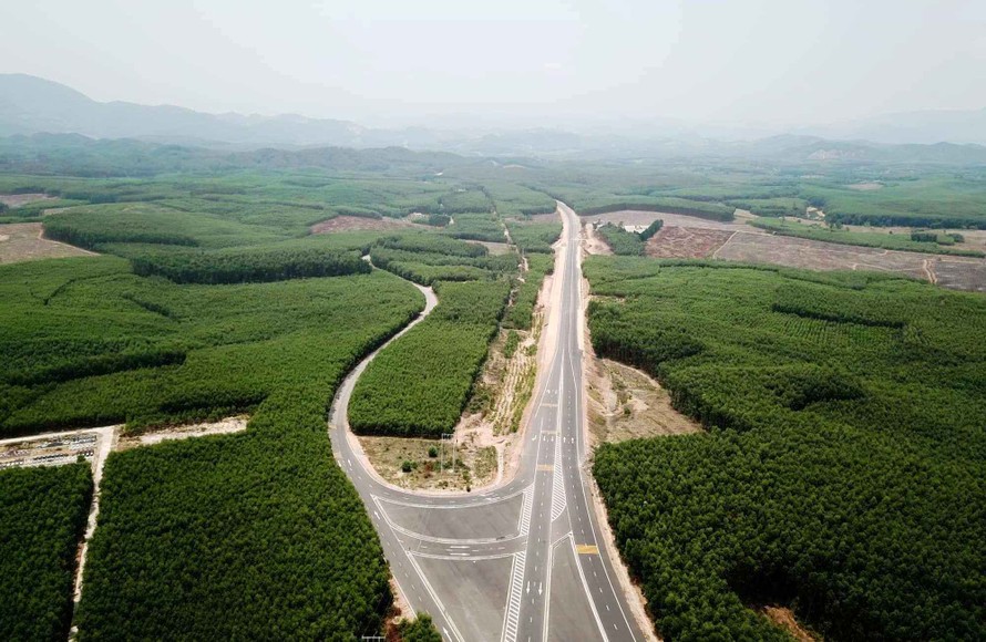Phong cảnh hữu tình dọc cao tốc 11.000 tỷ vắt qua dãy Trường Sơn