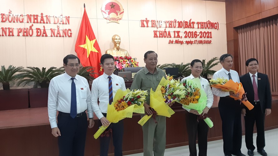 Lãnh đạo UBND TP và HĐND TP Đà Nẵng tặng hoa cho các cá nhân vừa được miễn nhiệm chức vụ Ủy viên UBND TP 