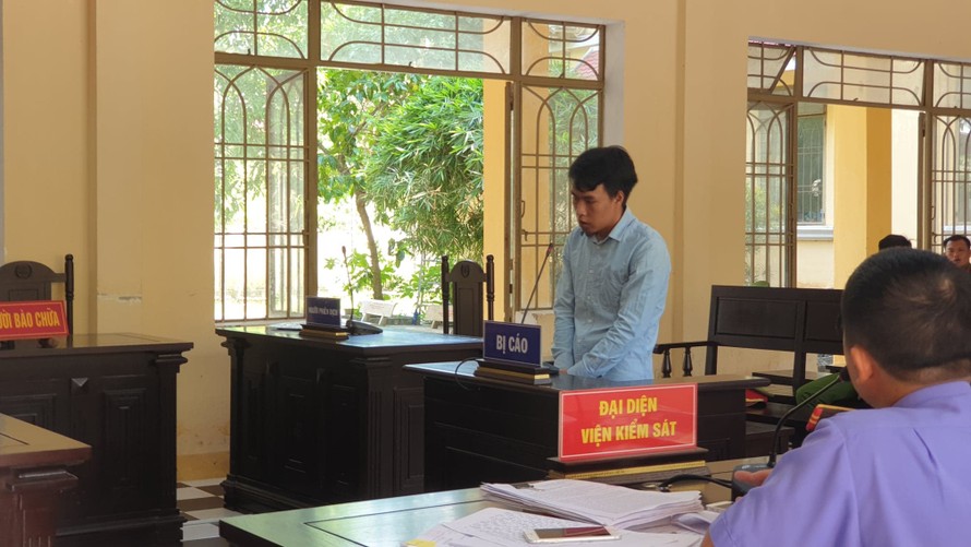 Đối tượng Huỳnh Quang Triều tại tòa. 