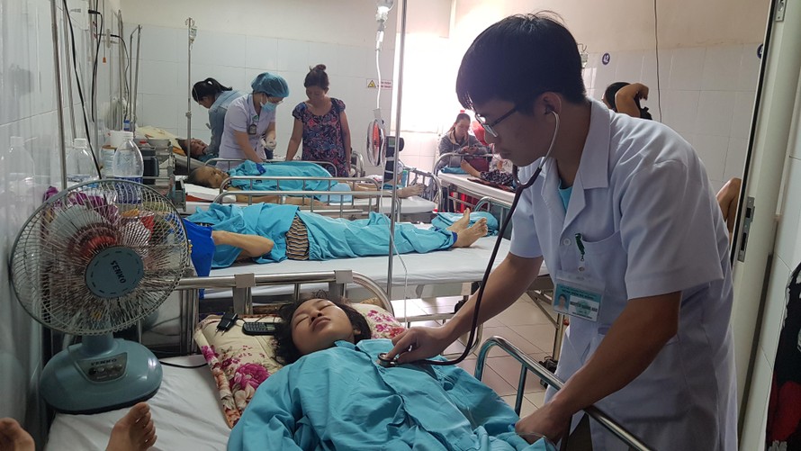 Bệnh nhân chữa trị sốt xuất huyết tại một bệnh viện ở Đà Nẵng