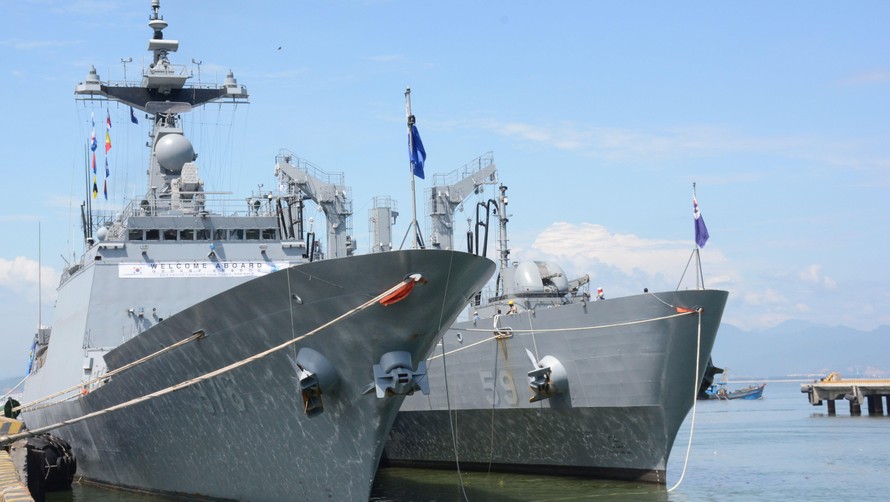 Tàu khu trục “Moon Mu The Great” và tàu hỗ trợ hậu cần “ROKS Hwacheon” của Hải quân Hàn Quốc tại cảng Tiên Sa, TP Đà Nẵng