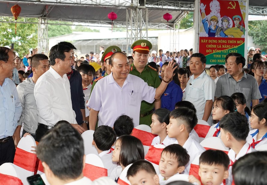 Thủ tướng Nguyễn Xuân Phúc đón Tết Trung thu ở xã Đại Minh - Ảnh: Nguyễn Hiếu