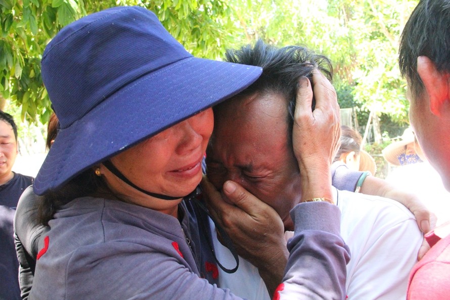 41 ngư dân vụ chìm tàu trên biển đoàn tụ gia đình trong nước mắt