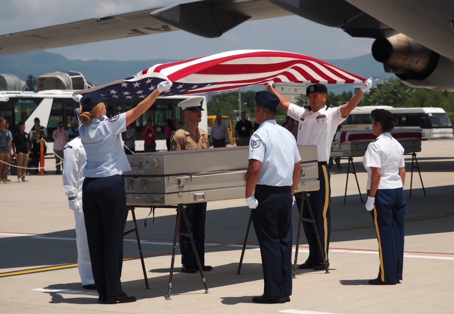 Các quân nhân Hoa Kỳ thực hiện nghi thức trang nghiêm tại lễ hồi hương.