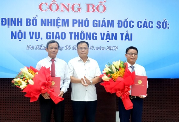 Ông Võ Ngọc Đồng, Giám đốc sở Nội vụ TP Đà Nẵng (giữa) tặng hoa chúc mừng 2 phó giám đốc vừa được bổ nhiệm. Ảnh: C.T