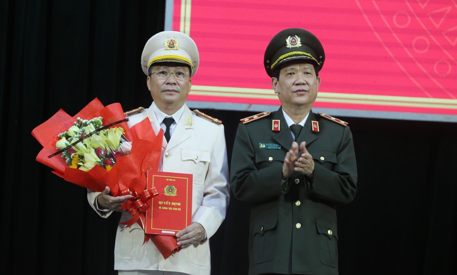 Trung tướng Nguyễn Văn Sơn trao quyết định bổ nhiệm của Bộ Công an cho Đại tá Nguyễn Đức Dũng. 