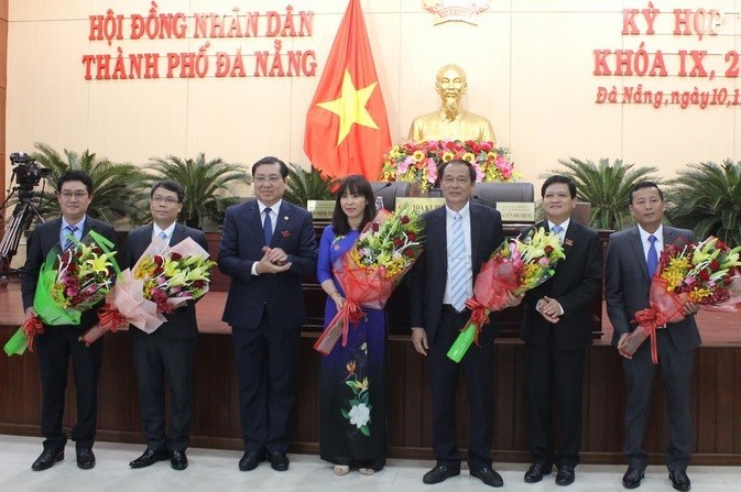 Ông Huỳnh Đức Thơ, Chủ tịch UBND TP Đà Nẵng tặng hoa cho các nhân sự vừa được bầu và miễn nhiễm. 
