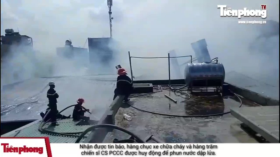 Cận cảnh lực lượng PCCC Đà Nẵng dập lửa trong xưởng gỗ nằm cạnh kho gas.