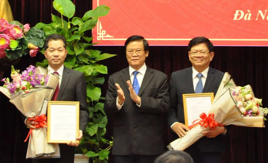 Ông Nguyễn Văn Quảng (trái) tại buổi lễ công bố quyết định của Ban Bí thư Trung ương. 