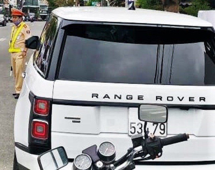 Xe Range Rover mang biển số của xe Mitsubishi Mirage bị CSGT phát hiện. 