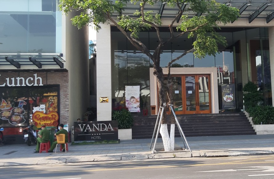 Khách sạn Vanda nơi 2 du khách lưu trú khi đến Đà Nẵng đang được phong tỏa và giam sát. Toàn bộ lãnh đạo, nhân viên khách sạn được cách ly tại khách sạn để theo dõi tình hình sức khỏe. Ảnh: N.T
