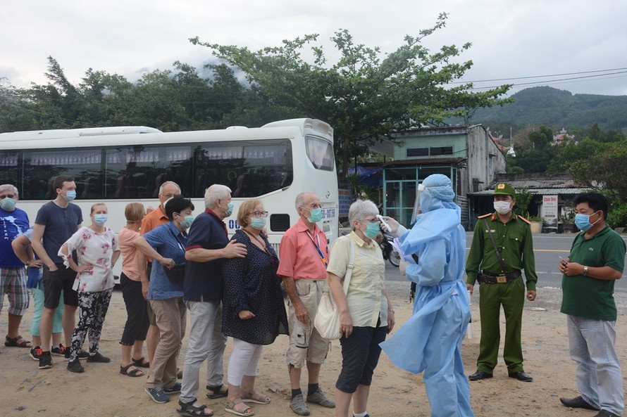 Lực lượng chức năng đo thân nhiệt các du khách đi vào TP Đà Nẵng. Ảnh:M.V