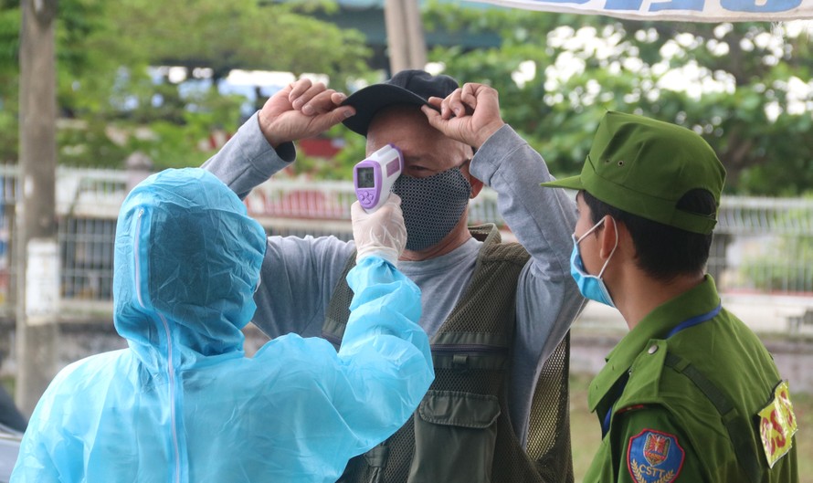 Đà Nẵng tăng cường việc kiểm soát, giám sát người dân và du khách ra vào TP tại 7 chốt ở các khu vực cửa ngõ. Ảnh: Nguyễn Thành