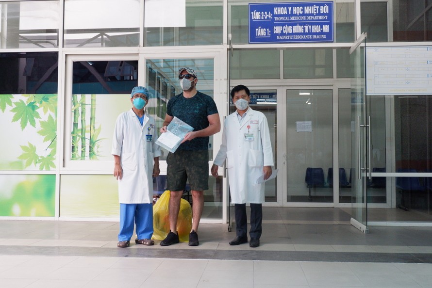 Lãnh đạo Bệnh viện Đà Nẵng trao giấy chứng nhận cách ly, chữa trị, kết quả xét nghiệm âm tính cho bệnh nhân Quốc tịch Mỹ. 