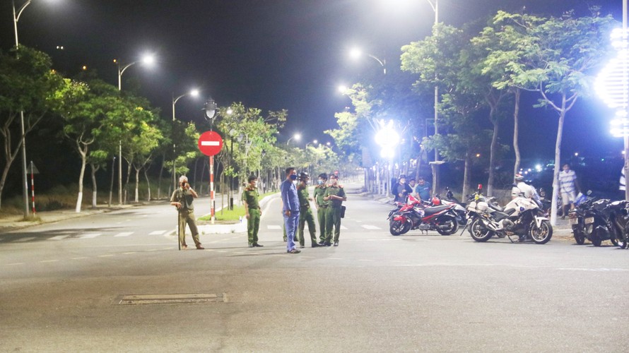 Công an TP Đà Nẵng phong toả hiện trường nơi 2 chiến sĩ hi sinh khi làm nhiệm vụ vào tối 2/4. Ảnh: Nguyễn Thành