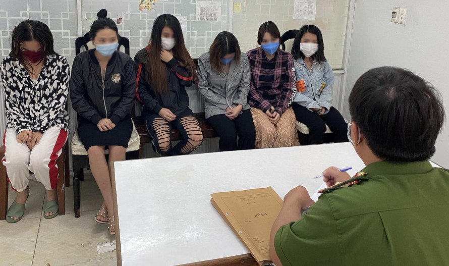 Các cô gái tham gia đường dây bán dâm vừa bị Công an TP Đà Nẵng triệt phá.