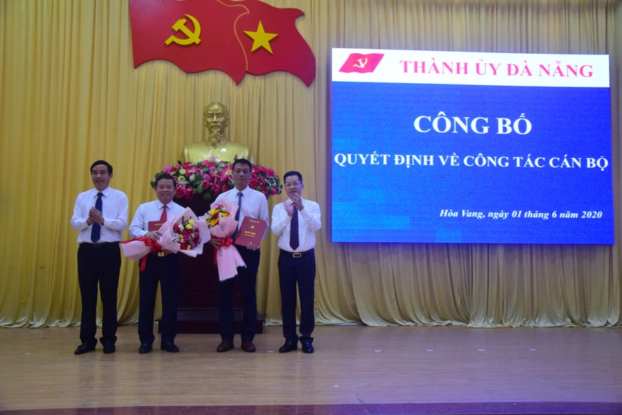 Ông Nguyễn Hà Nam (thứ 2, từ phải sang) được điều động làm Phó bí thư huyện Hòa Vang. 