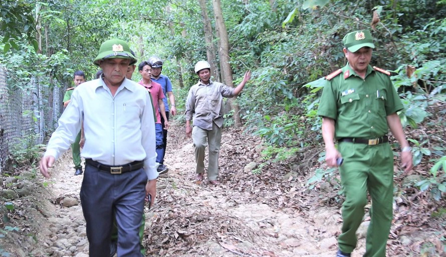Đại tá Trần Mưu (bên trái) kiểm tra hiện trường rừng Hải Vân nơi phạm nhân Triệu Quân Sư lẫn trốn. Ảnh: H.N