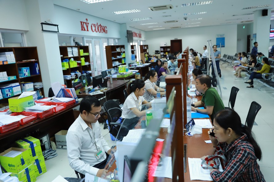 Công dân giao dịch tại bộ phận một cửa trung tâm hành chính TP Đà Nẵng. 