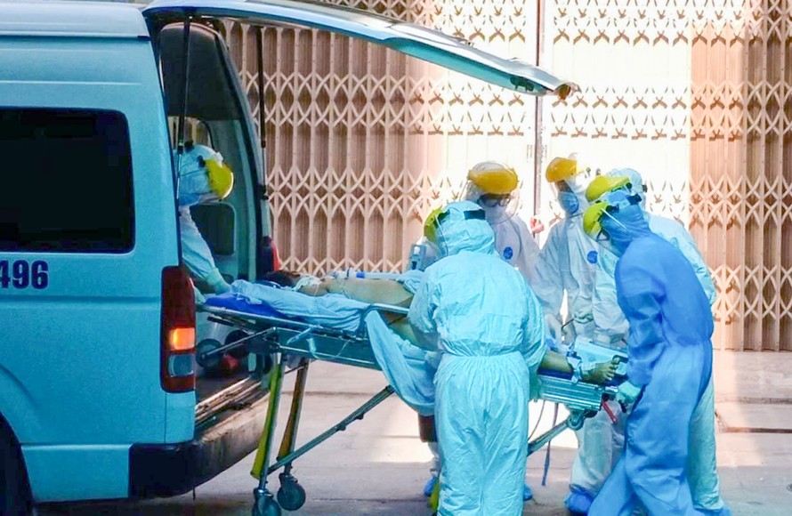 Bệnh nhân nghi nhiễm COVID-19 được chuyển từ bệnh viện C Đà Nẵng qua bệnh viện Đà Nẵng để chữa trị và theo dõi. Ảnh: Đồng Thanh