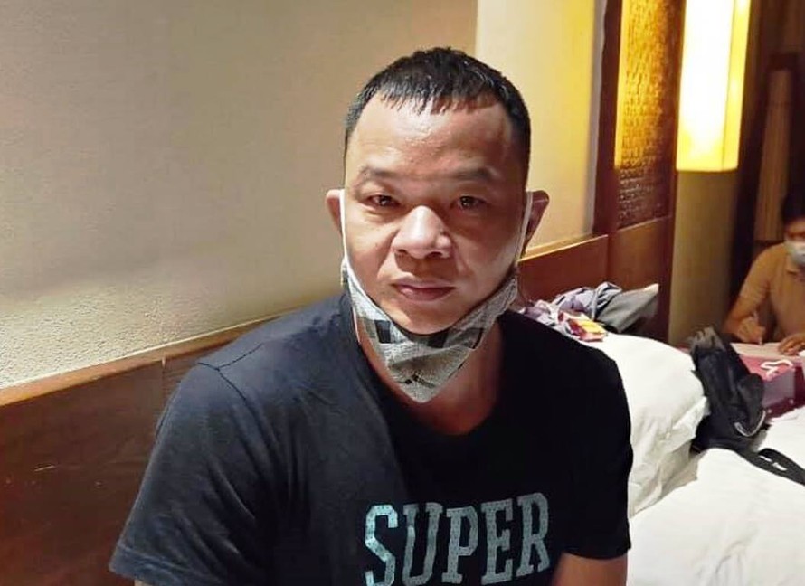 Đối tượng Gao Liang Gu (Cao Lượng Cố, 42 tuổi, quốc tịch Trung Quốc) vừa bị công an bắt giữ để điều tra làm rõ đường dây đưa người nước ngoài vào Việt Nam trái phép. Ảnh: C.A