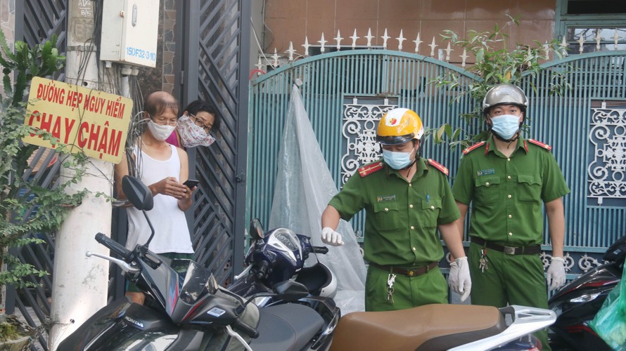 Cơ quan chức năng giám sát việc khử khuẩn tại nhà riêng bệnh nhân 418 và khu dân cư tại tổ 3 phường Thanh Bình, quận Hải Châu, TP Đà Nẵng