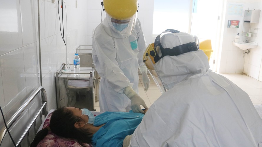 Các y bác sĩ chăm sóc bệnh nhân COVID-19 ở Đà Nẵng hồi tháng 3/2020. Ảnh: Nguyễn Thành