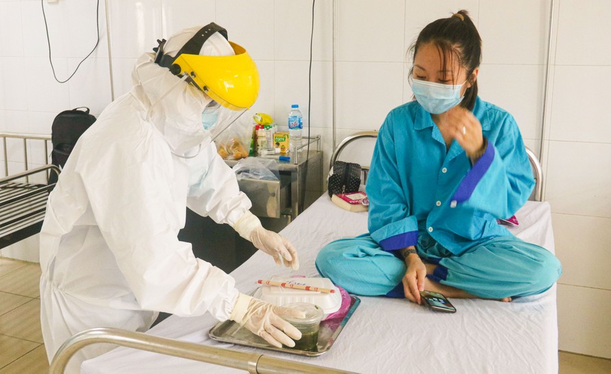 Một nhân viên y tế bệnh viện Đà Nẵng chăm sóc bệnh nhân COVID-19 hồi tháng 3/2020. Ảnh: Nguyễn Thành