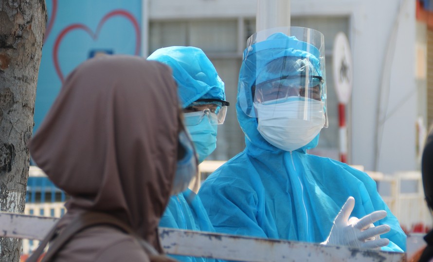 Lực lượng y tế Đà Nẵng nổ lực lấy mẫu phẩm kịp thời phát hiện ca nhiễm, khoanh vùng dập dịch. 