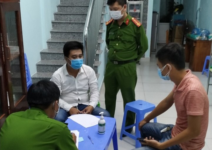 Đối tượng Phan Quang Hùng (áo trắng) bỏ trốn khỏi khu cách ly tại bệnh viện Quảng Nam đã được tìm thấy và bàn giao cho Công an Quảng Nam xử lý. 