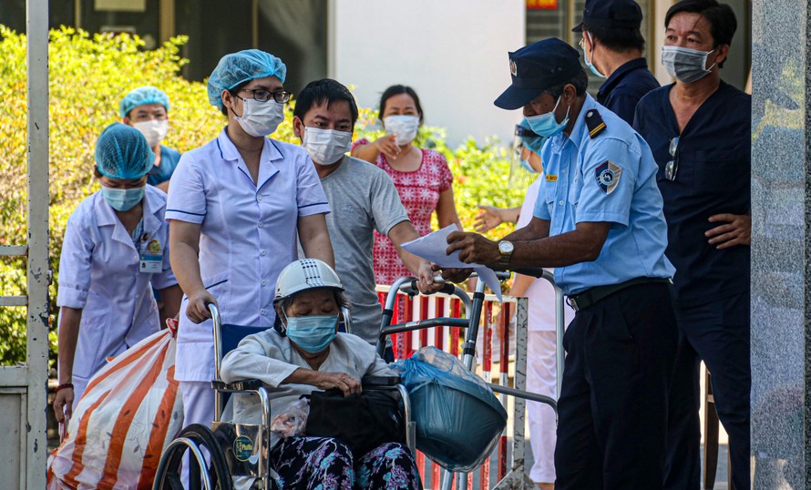 Bệnh nhân bệnh viện C Đà Nẵng được y bác sĩ tiễn ra tận cổng sau khi bệnh viện này được dỡ bỏ phong toả. Ảnh: Nguyễn Thành