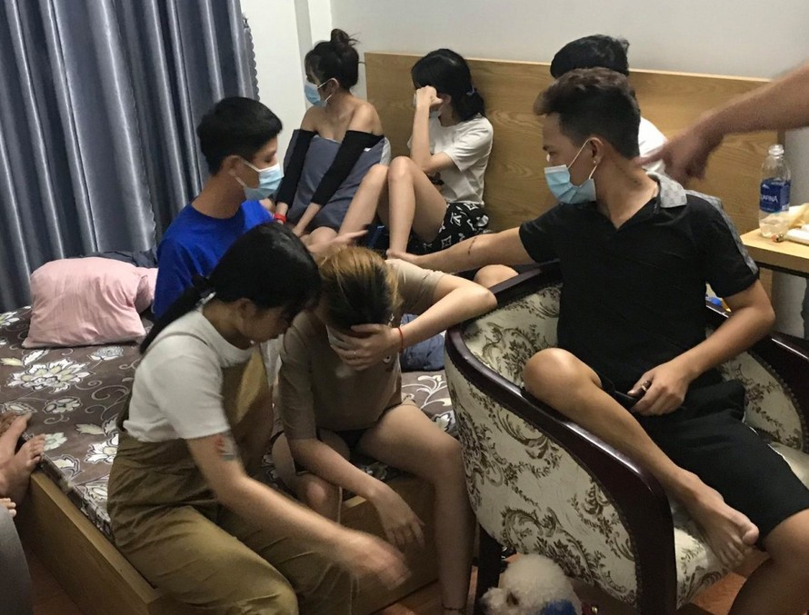 Nhóm nam nữ vừa được Công an phường Mân Thái (quận Sơn Trà, Đà Nẵng) phát hiện tụ ăn nhậu và hít bóng cười. 
