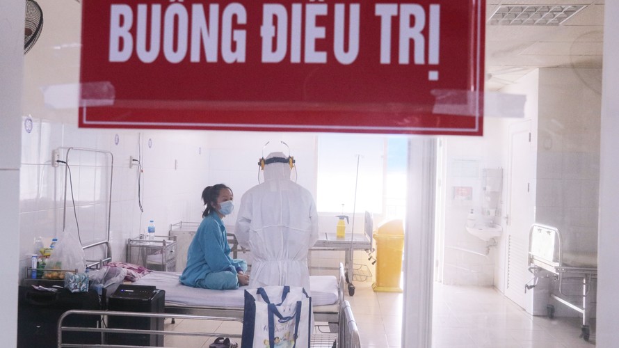 Nhân viên y tế chăm sóc bệnh nhân mắc COVID-19 tại Đà Nẵng. Ảnh: Nguyễn Thành