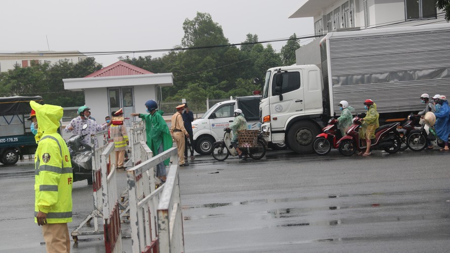 Đà Nẵng hiện đang lập các chốt chặn, kiểm soát người và phương tiện ra vào các khu vực cửa ngõ TP. Ảnh: Nguyễn Thành