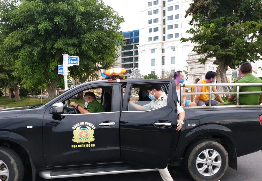 Lực lượng chức năng phường Nại Hiên Đông quận Sơn Trà, Đà Nẵng xử lý các trường hợp vi phạm quy định về giãn cách, cách ly xã hội phòng chống dịch COVID-19. 