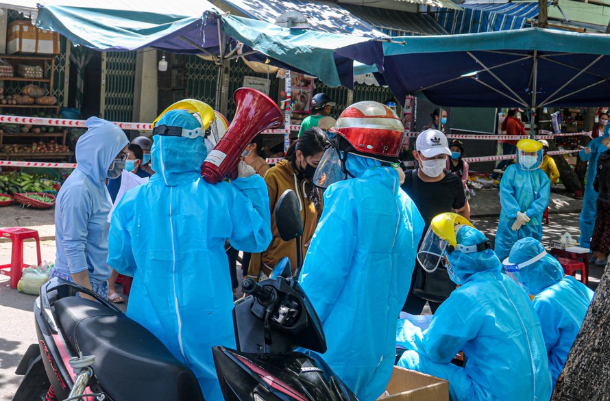 Lấy mẫu xét nghiệm cho các tiểu thương tại các chợ có bệnh nhân mắc COVID-19 trên địa bàn TP Đà Nẵng. Ảnh: Nguyễn Thành