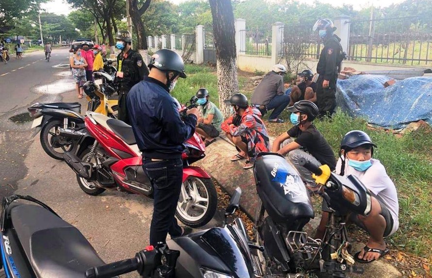 Nhóm thiếu niên được lực lượng 911, công an TP Đà Nẵng khống chế và bàn giao cho lực lượng chức năng địa phương tiếp tục xử lý. 