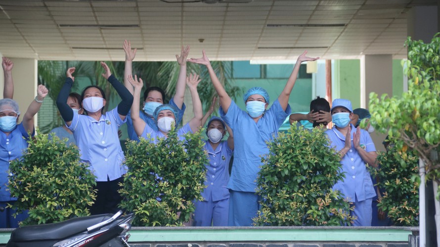Nhân viên y tế bệnh viện Đà Nẵng vui mừng sau khi bệnh viện được dỡ bỏ lệnh phong toả. 