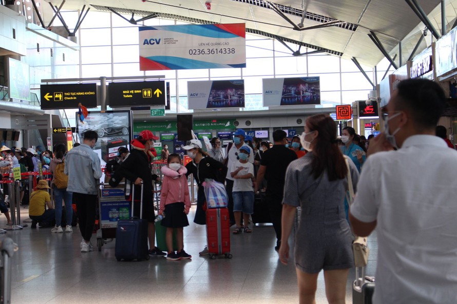 Người dân và du khách rời Đà Nẵng vào cuối tháng 7, khi dịch bệnh COVID-19 bùng phát ở Đà Nẵng. Ảnh: Giang Thanh