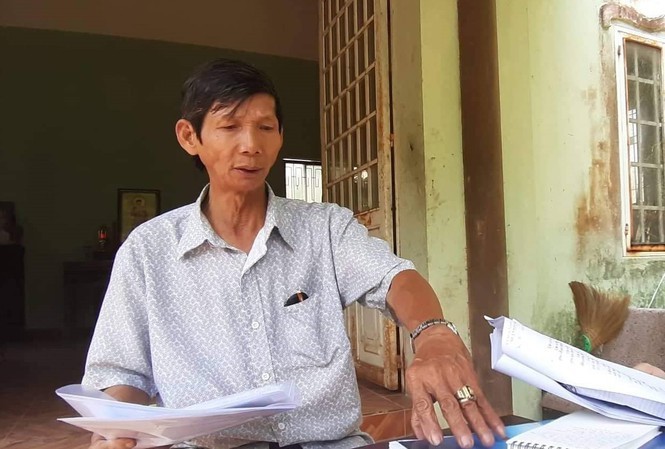 Ông Nguyễn Văn Côi và tài liệu, hồ sơ đất đai gia đình mình. Ảnh: Nguyễn Thành