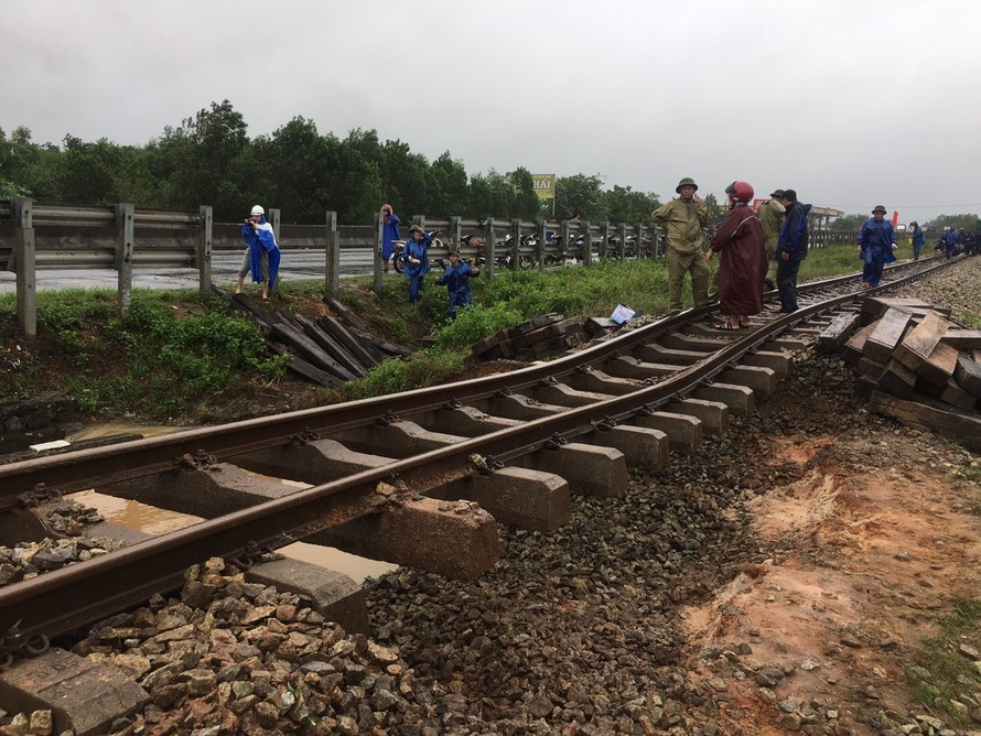 Đoạn đường sắt bị xói lở tại Quảng Trị. Ảnh: CTV