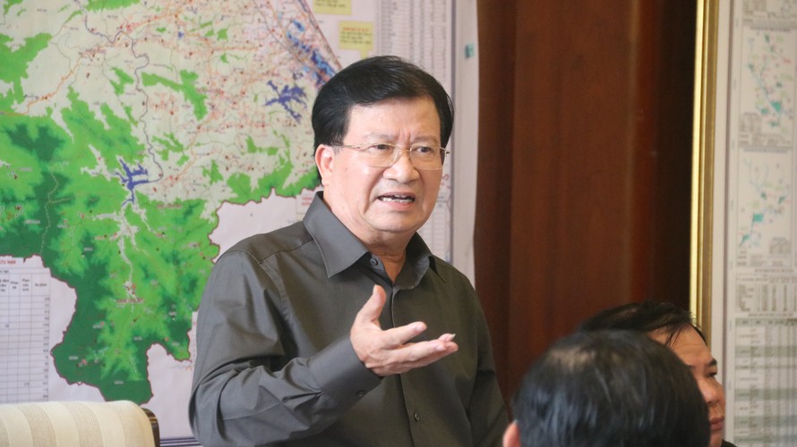 Phó thủ tướng Trịnh Đình Dũng làm việc nhanh với Ban chỉ huy tiền phương ứng phó với bão số 9. 