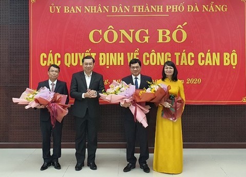 Ông Huỳnh Đức Thơ, Chủ tịch UBND TP Đà Nẵng tặng hoa chúc mừng 3 cán bộ chủ chốt vừa được điều động, phân công nhiệm vụ mới. 