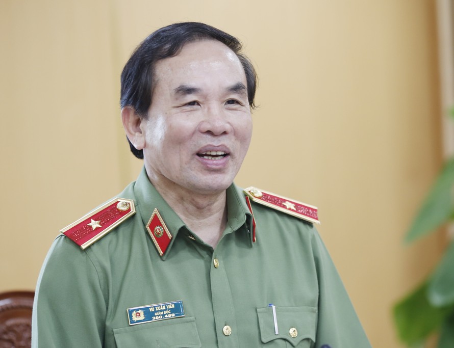 Thiếu tướng Vũ Xuân Viên cung cấp thông tin tại buổi khen thưởng. 