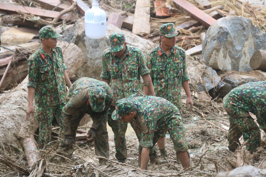 Cán bộ chiến sĩ quân khu 5 tìm kiếm người mất tích tại Trà Leng, Nam Trà My, Quảng Nam. Ảnh: Nguyễn Thành