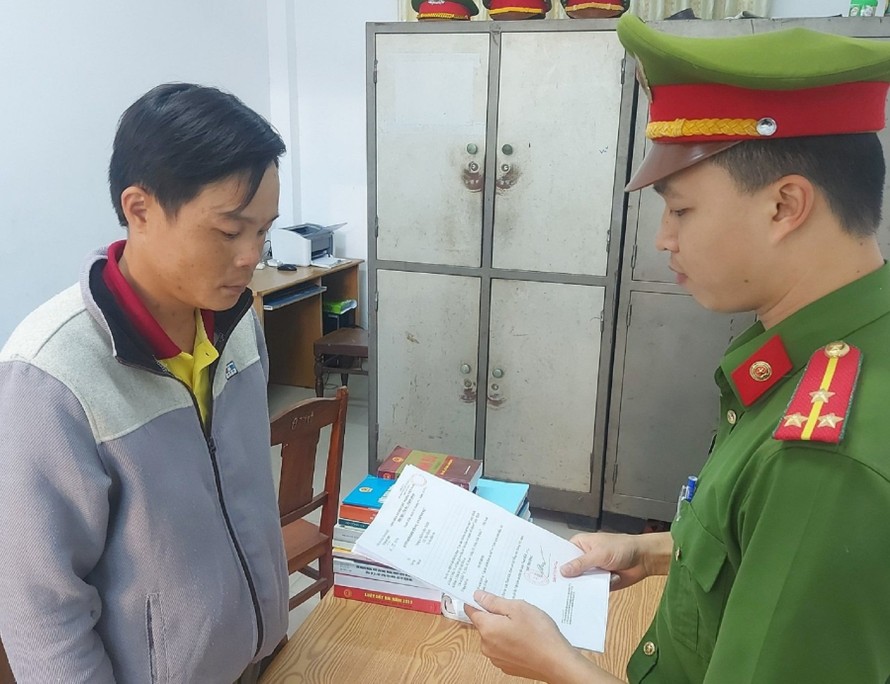 Công an thực hiện lệnh bắt tạm giam Huỳnh Văn Thành. 